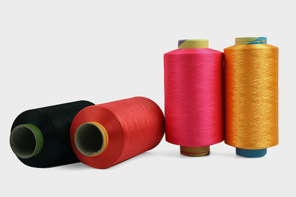Polyesterilangat ovat suosittu valinta tekstiiliteollisuudelle niiden luontaisten lujuuden ja kestävyyden vuoksi