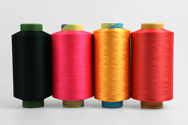 Polyesterifilamenttilanka on yksi suosituimmista tekstiiliteollisuudessa käytetyistä lankatyypeistä