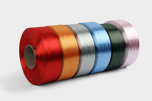 Polyesterivärjätty lanka on eräänlainen tekstiilikuitu, joka valmistetaan eteenin ja väriaineen kemiallisesta polymeroinnista